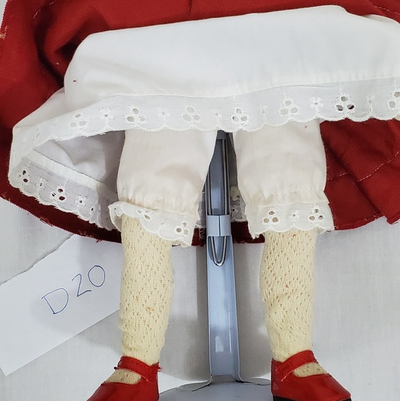 Yoko Designs 18" Porcelain Girl In Winter Dress - Picture 7 of 8